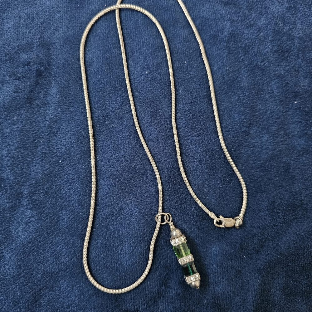 Elegant Green and Silver Pendant Necklace